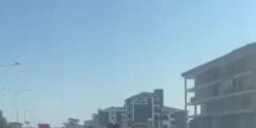 Motosiklette tekerlekli valizle tehlikeli yolculuk