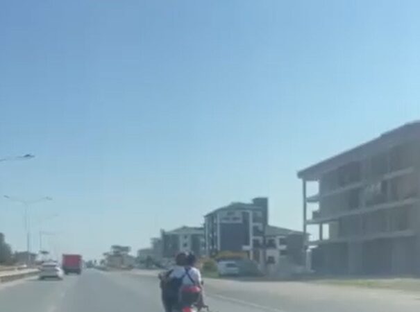 Motosiklette tekerlekli valizle tehlikeli yolculuk
