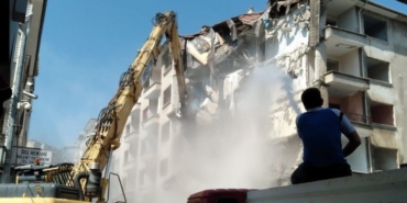 Mudanya’da yıkılan binalar nedeniyle trafik kontrollü sağlanıyor