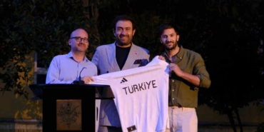 Murat Aksu’dan başkonsolos Gauvin’e anlamlı hediye