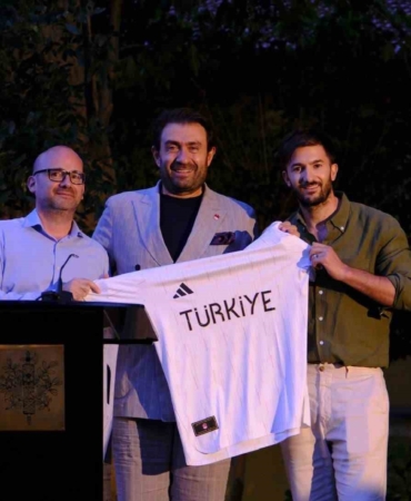 Murat Aksu’dan başkonsolos Gauvin’e anlamlı hediye