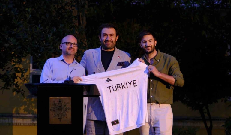 Murat Aksu’dan başkonsolos Gauvin’e anlamlı hediye