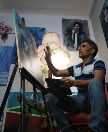 Ödülünü geri aldılar, sanata daha sıkı sarıldı