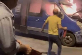 Okmeydanı’nda minibüsün alev alev yandığı anlar: Yolcular son anda indirildi