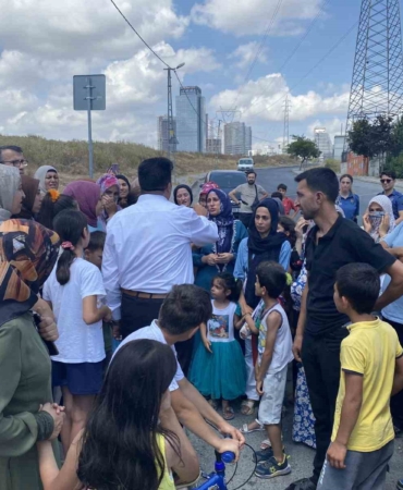 Okulun kapanacağı iddiası velileri sokağa döktü; yolu kapattılar