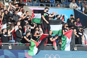 Olimpiyatlarda futbol maçında protesto