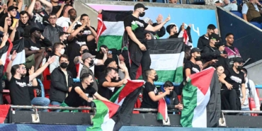 Olimpiyatlarda futbol maçında protesto