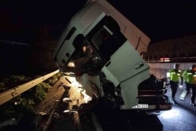 Önünde seyreden araca çarpan tırın sürücüsü yaralandı
