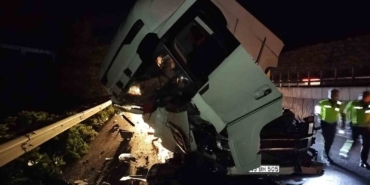 Önünde seyreden araca çarpan tırın sürücüsü yaralandı