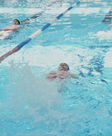 Osmangazi’de öğrenciler yazı yüzerek geçiriyor