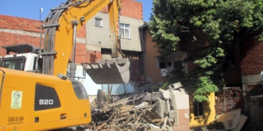 Osmangazi’de tehlike saçan metruk binalar yıkılıyor