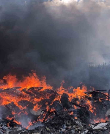 Ot ve çalı yangını sürücülere zor anlar yaşattı