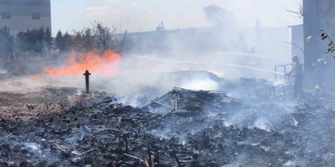 Ot yangını fabrika bahçesine sıçradı