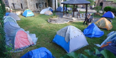 Otellerde yer bulamayan güreş sevdalıları, cami havlularında çadırlarda uyudu
