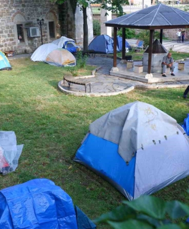 Otellerde yer bulamayan güreş sevdalıları, cami havlularında çadırlarda uyudu