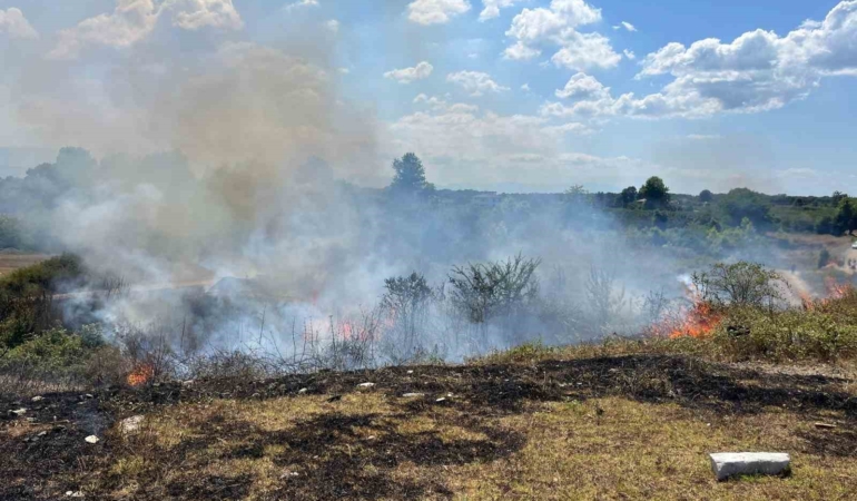 Otluk alanda çıkan yangını söndürmek için ekipler seferber oldu