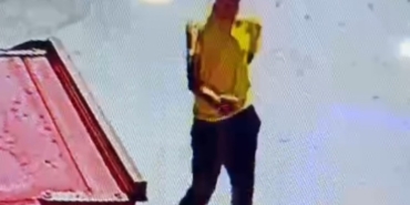 Oto faresini giydiği sarı tişört ele verdi