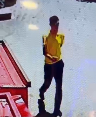 Oto faresini giydiği sarı tişört ele verdi