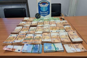 Otobüsün yatak kısmına saklanan 514 bin euro ve 60 bin dolar ele geçirildi