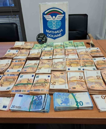 Otobüsün yatak kısmına saklanan 514 bin euro ve 60 bin dolar ele geçirildi