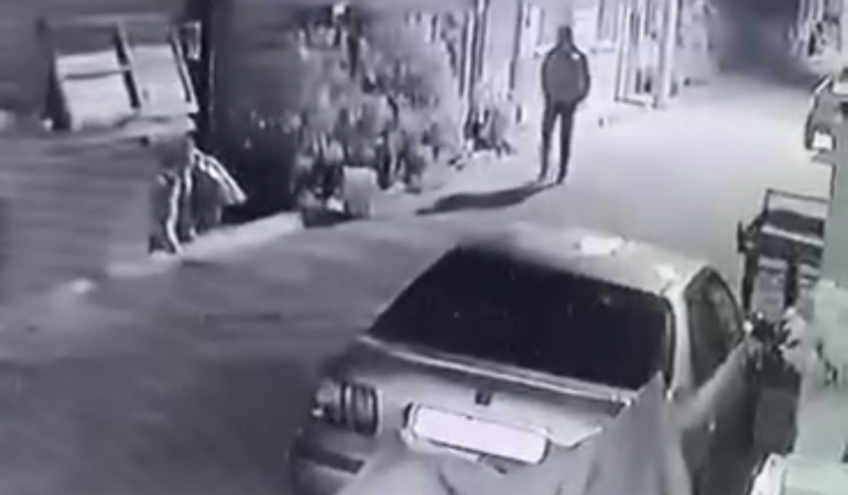 Otomobil hırsızlığı kamerada... Kendi otomobiliymiş gibi alıp kayıplara karıştı