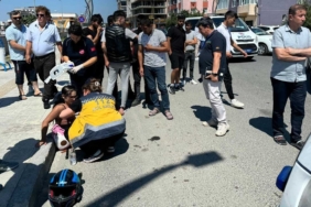 Otomobil ile çarpışan motosikletin sürücüsü motosikletten fırladı