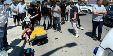 Otomobil ile çarpışan motosikletin sürücüsü motosikletten fırladı