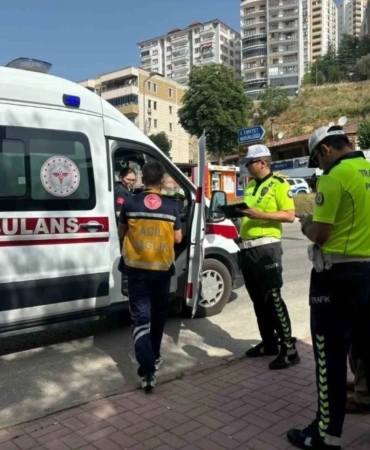 Otomobil ile motosikletin çarpışması sonucu 1 kişi yaralandı