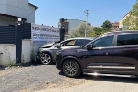 Otomobil önce cipe, ardından duvara çarptı