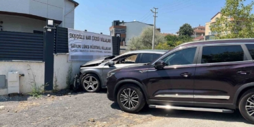 Otomobil önce cipe, ardından duvara çarptı