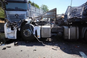 Otoyolda feci kaza: Tırın kupası koptu