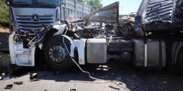 Otoyolda feci kaza: Tırın kupası koptu