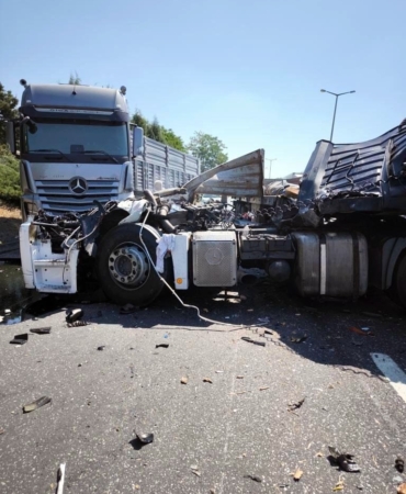 Otoyolda feci kaza: Tırın kupası koptu