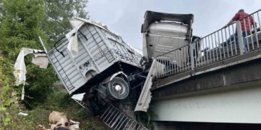 Otoyolda kontrolden çıkan büyükbaş hayvan yüklü tır bariyerlerde asılı kaldı: Dorseden düşen 6 hayvan telef oldu