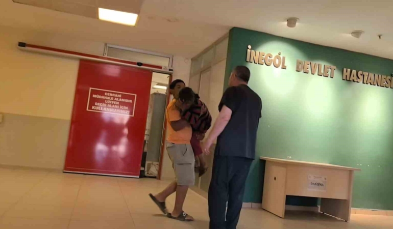 Oyun oynarken 10 yaşındaki çocuğun göğsüne bıçak saplandı