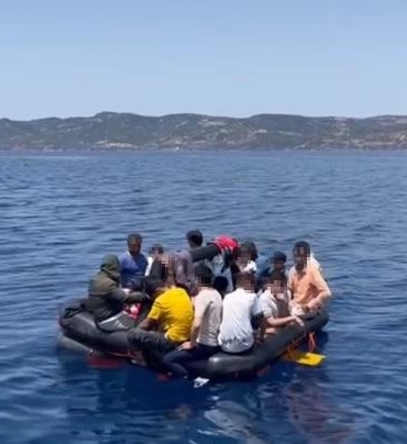 (Özel) 12 kişilik can salına 32 kaçak göçmen bindi, Yunan unsurları ölüme terk etti