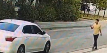 (Özel) Göz göre göre otomobili çaldılar.. Araç sahibi de yakalamak için böyle koştu