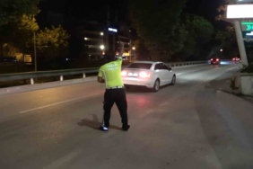 (Özel) Ne ‘dur’ ikazına, ne uyarı ateşine aldırış etti, geri vitese takıp böyle kaçtı