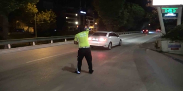 (Özel) Ne ‘dur’ ikazına, ne uyarı ateşine aldırış etti, geri vitese takıp böyle kaçtı