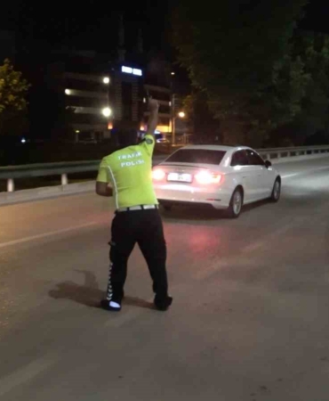 (Özel) Ne ‘dur’ ikazına, ne uyarı ateşine aldırış etti, geri vitese takıp böyle kaçtı