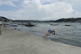 Özel plaja giremeyen vatandaşlar soluğu İstanbul Boğazı’nda aldı