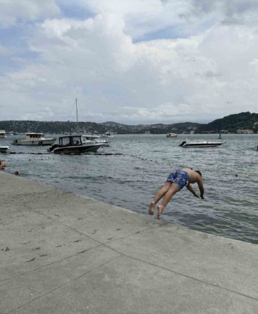 Özel plaja giremeyen vatandaşlar soluğu İstanbul Boğazı’nda aldı