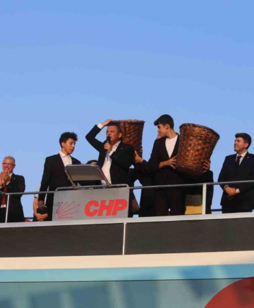 Özgür  Ozel: “Küfeyi benim sırtıma ver. Ben taşırım”