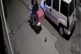 Park halindeki aracın aynasını kırdılar...O anlar kamerada