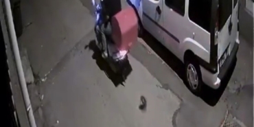 Park halindeki aracın aynasını kırdılar...O anlar kamerada