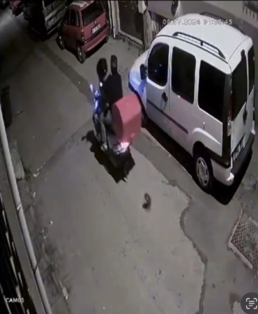 Park halindeki aracın aynasını kırdılar...O anlar kamerada