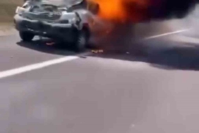 Park halindeki tıra çarpan kamyonet alevlere teslim oldu