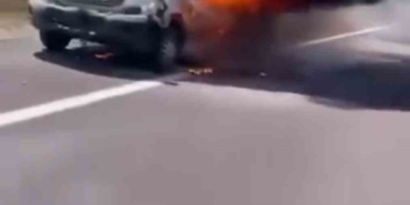Park halindeki tıra çarpan kamyonet alevlere teslim oldu
