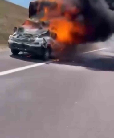 Park halindeki tıra çarpan kamyonet alevlere teslim oldu