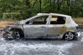 Pazaryeri’nde seyir halindeki otomobil yandı